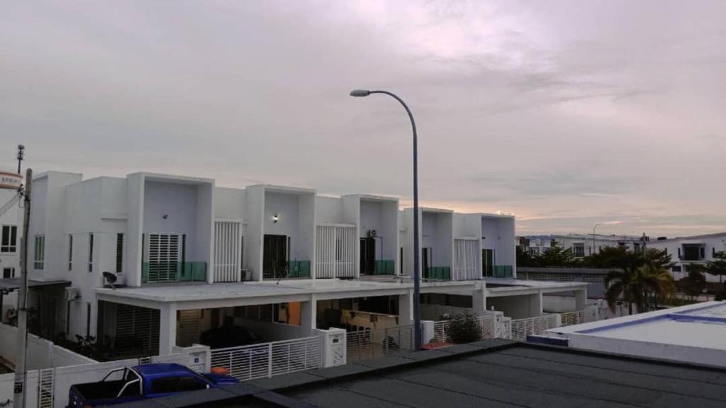Fangfei Vila *